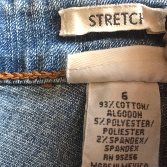 Women’s Size 6 St. John’s Bay Denim Shorts - Picture 3 of 4